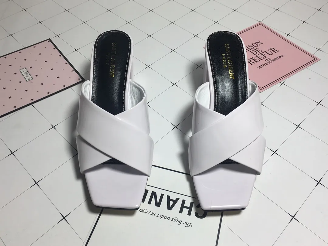 👟👟Ex-factory price 340👟👟 Genuine leather base +40 7CM heel cow patent leather series. 2018 Saint Laurent YSL’s strongest new cross-strap slippers are available in two heel heights. They are 7CM and 9CM respectively. The fabric is made of cowhide. The lining is made of first-layer sheepskin. Size: 34-41 (size 42 can be customized). It is very stable when walking and does not lose its heel.